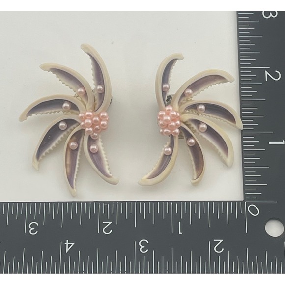 Vintage Cowrie Seashell Clip On Earrings Atomic starburst 50s MCM pink pearls - Picture 8 of 10